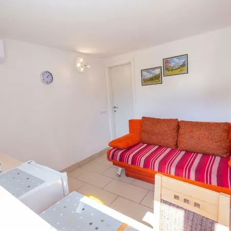 Studio Southwest 1 With Aircon & Free Parking